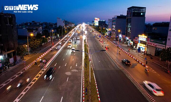 Cầu Vĩnh Tuy là một trong những cầu được lực lượng liên ngành tăng cường kiểm tra, xử lý vi phạm giao thông. (Ảnh: Viên Minh)