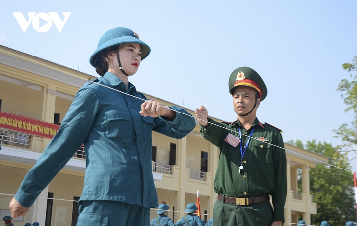 Được sự hướng dẫn của các giáo viên, chị em đã dần dần bắt nhịp được các động tác khó