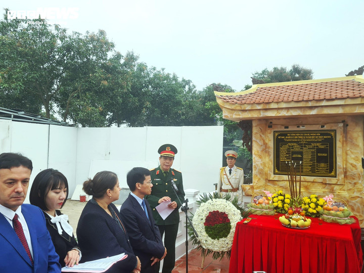 Thiếu tướng Đỗ Thanh Phong (phải), Phó Cục trưởng Cục Tuyên huấn Lễ khánh thành nâng cấp khu tưởng niệm cán bộ, phóng viên Việt Nam, Algeria hy sinh tại Sóc Sơn năm 1974.