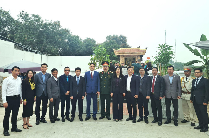 Thứ trưởng Bộ Ngoại giao Lê Thị Thu Hằng; Thiếu tướng Đỗ Thanh Phong, Phó Cục trưởng Cục Tuyên huấn; Ngài Redga Oucher, Đại diện, Đại sứ quán Algeria tại Việt Nam cùng lãnh đạo bộ, ngành và địa phương chụp ảnh lưu niệm tại khu tưởng niệm cán bộ, phóng viên Việt Nam, Algeria hy sinh tại Sóc Sơn.