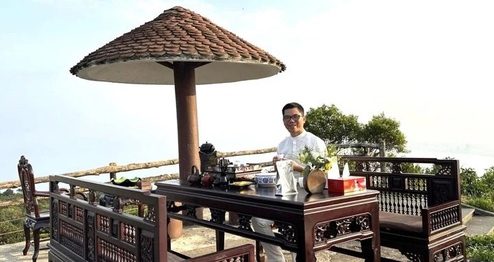 Nghệ nhân Hoàng Anh Sướng chuẩn bị buổi thiền trà trên đỉnh Bàn Cờ trong chiều 6/3.