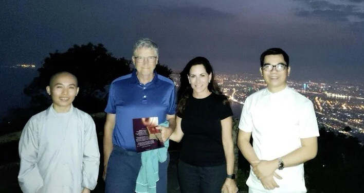 Nghệ nhân Hoàng Anh Sướng chụp ảnh cùng tỷ phú Bill Gates, bà Paula Hurd và sư cô.