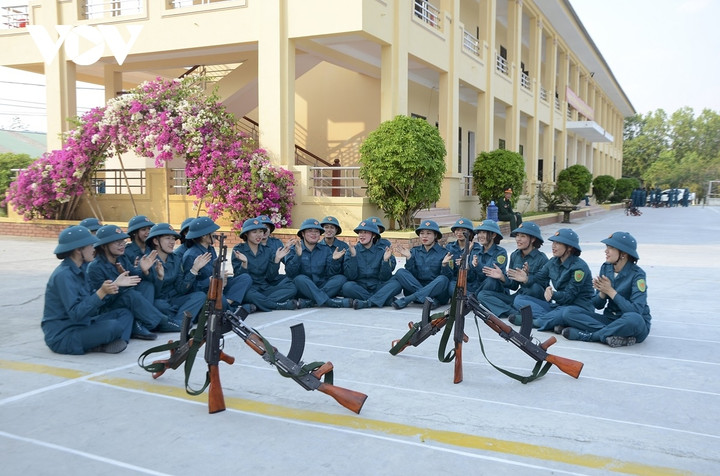 Phút giải lao trên thao trường, các chị em lại cất cao tiếng hát.