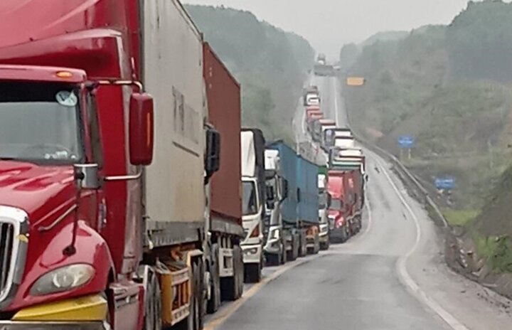 Vụ tai nạn khiến cao tốc Cam Lộ - La Sơn ùn tắc. (Ảnh: Đình Thành)