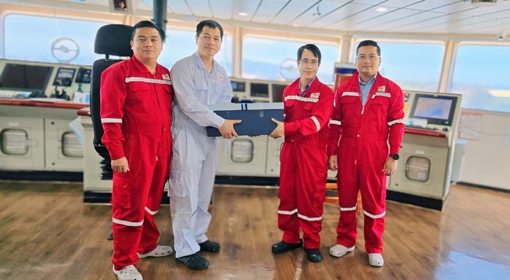 Đại sứ Trần Anh Vũ tặng quà cho đại diện tàu Hải Dương 39. (Ảnh: HADUCO)