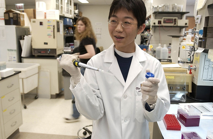 Sho Yano lập Kỷ lục Guinness là bác sỹ y khoa trẻ nhất thế giới ở tuổi 21.