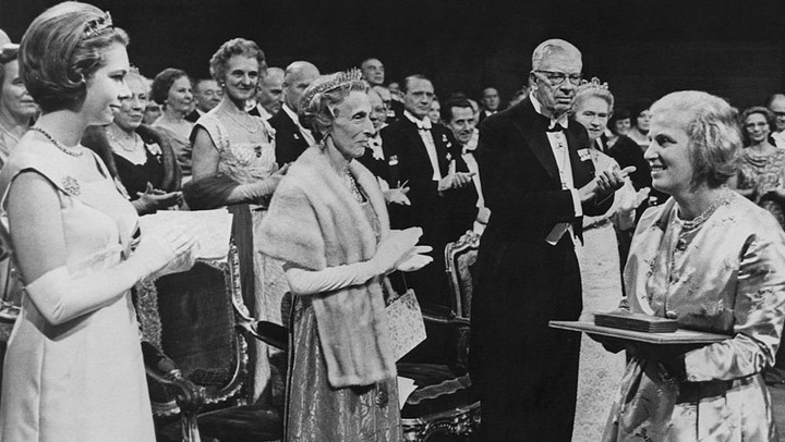 Sau khi giành giải Nobel, bà ngày càng được quốc tế kính trọng. Bà nhận được vô số lời mời tham dự, phát biểu tại các hội nghị và sự kiện khoa học trên toàn thế giới. (Ảnh: Keystone/Hulton Archive/Getty Images)