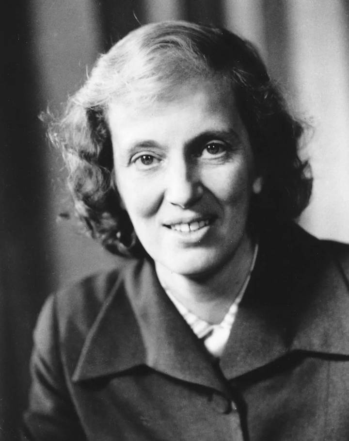 Đến nước Anh vào năm 10 tuổi, Dorothy Hodgkin tham gia các lớp học do Hiệp hội Giáo dục phụ huynh Quốc gia Anh tổ chức. Trong một tiết Hóa học, Dorothy Hodgkin và các bạn cùng lớp bất ngờ tạo ra dung dịch phèn chua và đồng sunfat. Đây cũng chính là hỗn hợp hình thành nên những tinh thể hấp dẫn. Thí nghiệm đơn giản đó như viên gạch đầu tiên trong sự nghiệp nghiên cứu khoa học của Dorothy Hodgkin. (Ảnh: britannica)