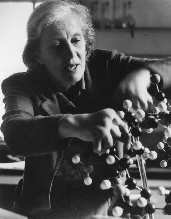 Khoảng thời gian sau đại học, Dorothy Hodgkin được nhận vào phòng thí nghiệm của JD Bernal ở Cambridge, nơi bà lấy bằng tiến sĩ về nghiên cứu tinh thể học. Sự nghiệp khoa học nở rộ nhưng sức khoẻ của không mấy khả quan. Năm 1934, Dorothy đến gặp chuyên gia tư vấn về chứng đau, biến dạng, sưng tấy ở tay. (Ảnh: Jorge Lewinski)