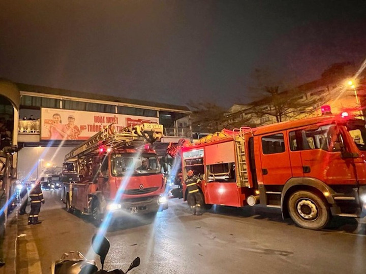 Cảnh sát PCCC và CNCH điều xe thang đến cứu nạn người trên nóc cầu vượt.