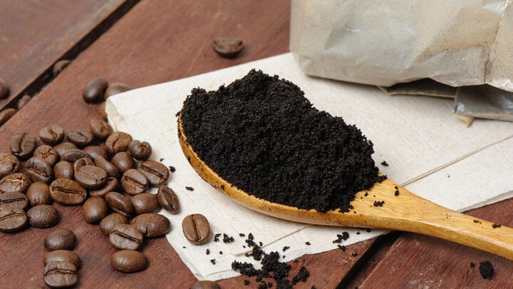 Bã cà phê có thể giúp bạn làm sạch ly thủy tinh bị ố mờ. (Ảnh: Homes & Gardens)