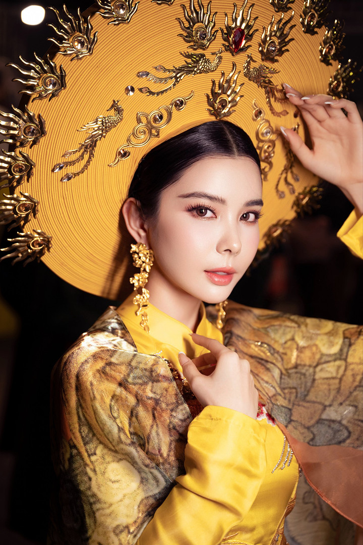 Huỳnh Vy cũng cho rằng việc tham gia các hoạt động cộng đồng xuất phát từ ý thức, thay vì mượn công việc này để đánh bóng tên tuổi. “Với tôi, Hoa hậu là người truyền cảm hứng, mang những điều tốt đẹp đến mọi người và nói không với scandal. Đó là kim chỉ nam mà tôi theo đuổi khi làm nghệ thuật”, cô thẳng thắn.