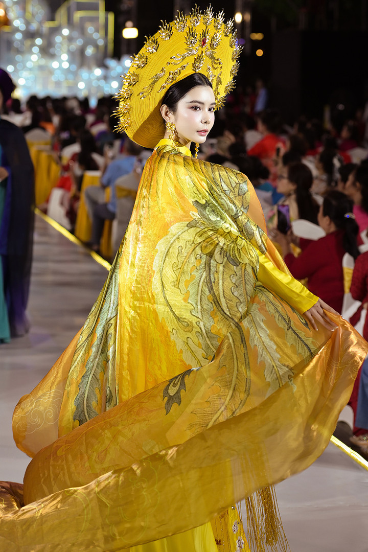 Nói về lần tái xuất này, Huỳnh Vy cho biết: “Mỗi khi trình diễn áo dài, tôi luôn thấy tự hào và xúc động, yêu thêm văn hoá truyền thống đất nước. Trong vai trò Hoa hậu Du lịch Thế giới 2018, tôi vinh dự khi được góp một phần nhỏ công sức để mang áo dài đến với nhiều người hơn, đặc biệt là bạn bè quốc tế”.