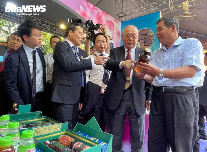 Các đại biểu tham quan gian hàng trưng bày sản phẩm và chụp hình lưu niệm.