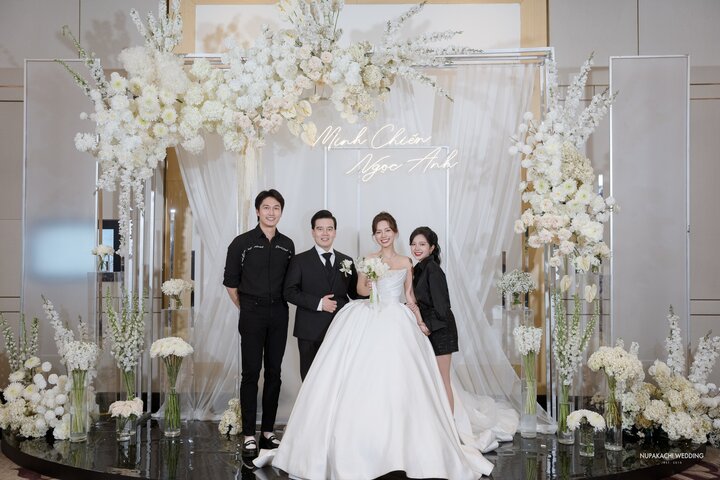 Đám cưới của diễn viên Ngọc Anh và doanh nhân Minh Chiến vừa diễn ra tại một khách sạn sang trọng tại Hà Nội. Hôn lễ của cả hai có sự hiện diện của gia đình hai bên cùng với các đồng nghiệp và bạn bè thân thiết.