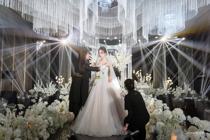 Trong hôn lễ, nữ diễn viên thay 2 chiếc váy được thiết kế riêng. Được biết, chiếc đầm được thiết kế theo ý tưởng của cô dâu Ngọc Anh.