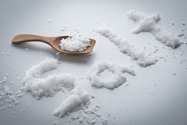 Không đơn thuần là gia vị nấu ăn, muối còn được sử dụng để làm sạch đồ thủy tinh. (Ảnh: The Salt Association)