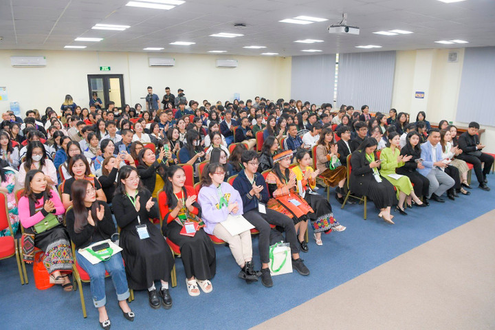 Đông đảo phụ huynh, bạn bè tới cổ vũ cho các đội thi tại “đầu cầu” Hà Nội.