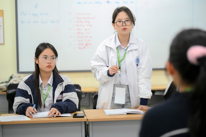 Các thí sinh Vòng Đối đầu khu vực miền Nam được sự đồng hành xuyên suốt của phụ huynh tại điểm thi ở trường Vinschool Central Park (TP.HCM).