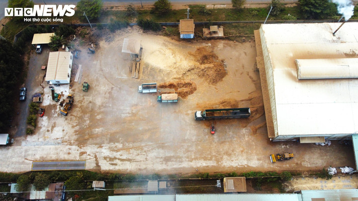 Bụi mịn được xả ra từ Nhà máy sản xuất viên nén năng lượng Đông Nam của Công ty TNHH Đông Nam Phú Yên.