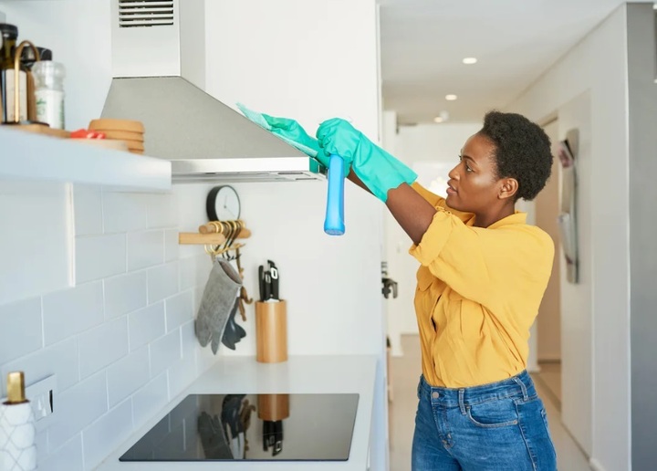 Có nhiều mẹo làm sạch vết dầu mỡ bám trên máy hút mùi. (Ảnh: Istock)