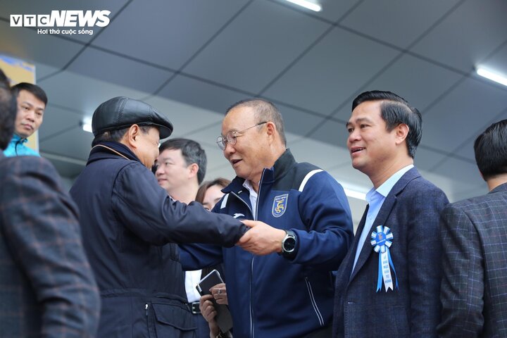Sau khoảng 1 giờ đồng hồ nói chuyện, HLV Park Hang Seo ra khán đài để theo dõi trận đấu. Ông Park chỉ cố vấn về phát triển bóng đá và quản lý. CLB Bắc Ninh do huấn luyện viên Ngô Quang Trường dẫn dắt.