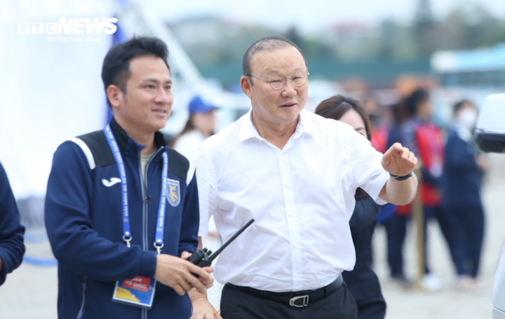 Chiều 10/3, ông Park Hang Seo có mặt tại sân vận động thành phố Từ Sơn (Bắc Ninh) để tham dự lễ khai mạc và xem các trận đấu của giải giao hữu với sự góp mặt của CLB Bắc Ninh. Cựu HLV trưởng đội tuyển Việt Nam là cố vấn của đội bóng mới thành lập này.