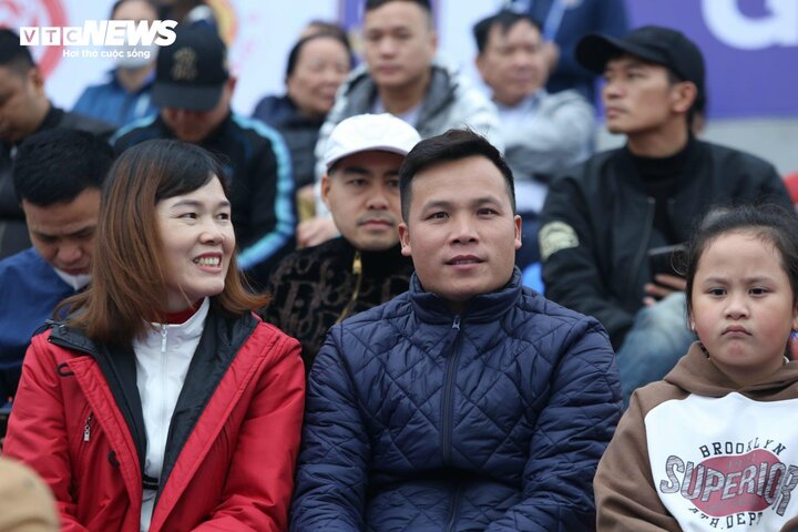 Các cổ động viên kéo đến chật kín sân vận động Từ Sơn để theo dõi trận khai mạc giữa CLB Bắc Ninh và Trẻ PVF.
