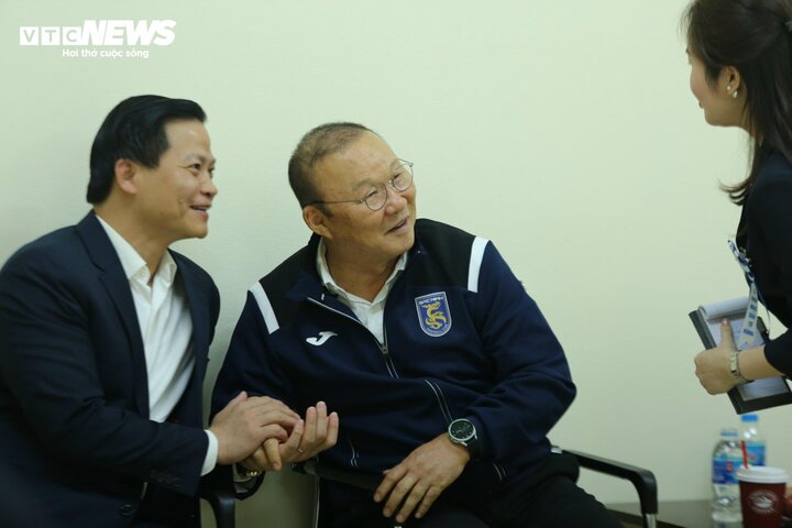 Ông Park Hang Seo vào phòng họp để gặp mặt, nói chuyện với lãnh đạo tỉnh Bắc Ninh và câu lạc bộ Bắc Ninh.