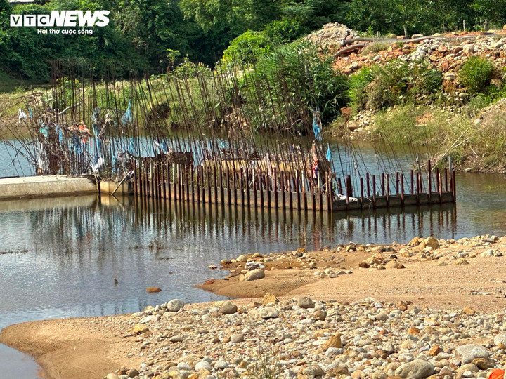 Nhiều tháng qua dự án này luôn trong tình trạng vắng người thi công, sắt theo bắt đầu hoen gỉ. (Ảnh: NV)