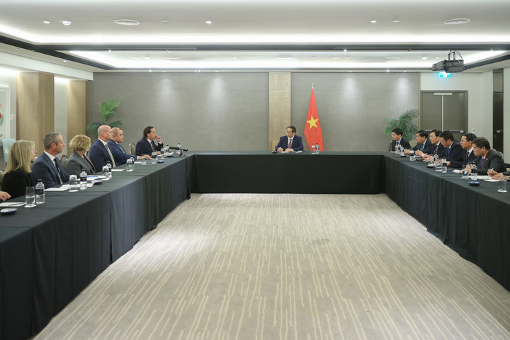 Thủ tướng tiếp ông Simon Bridges, Chủ tịch Hội đồng Kinh doanh Auckland và lãnh đạo một số doanh nghiệp tiêu biểu của New Zealand. (Ảnh: VGP)