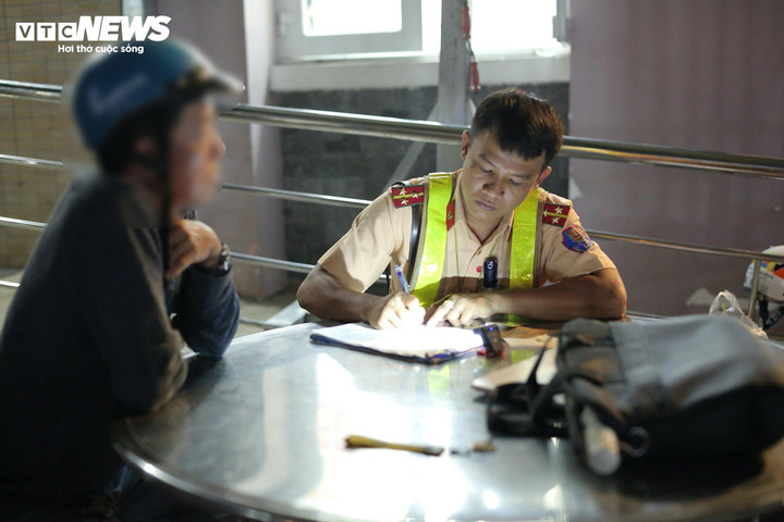 CSGT đang lập biên bản xử phạt đối với ông Q.N.P.