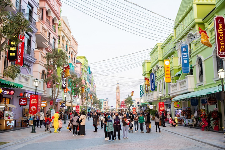 Hàng trăm gian hàng tại Grand World luôn hoạt động “hết công suất” đáp ứng nhu cầu vui chơi, giải trí, mua sắm của du khách.