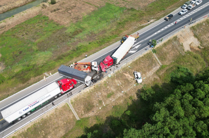 Hiện trường tai nạn cao tốc Cam Lộ - La Sơn.