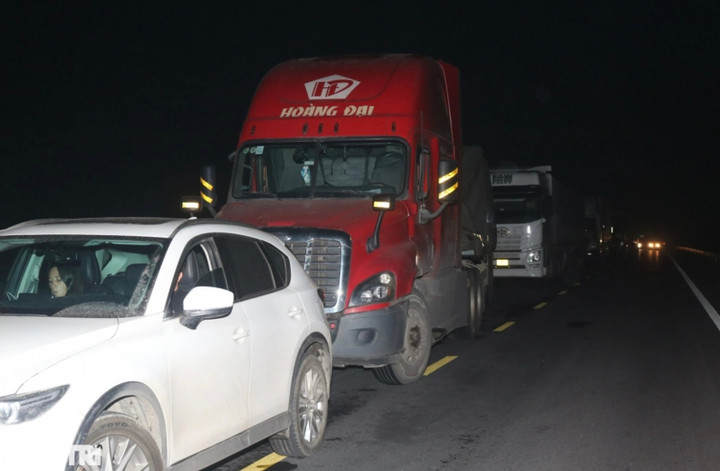 Cao tốc Cam Lộ - La Sơn vẫn chưa thể thông tuyến sau vụ tai nạn kinh hoàng.