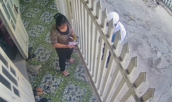 Người lạ mặt giả danh cán bộ phường để bán thuốc phòng dịch. (Ảnh cắt từ clip)