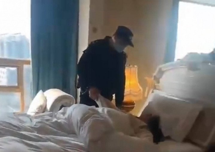 Khi cảnh sát đến, cô gái vẫn không chịu đứng dậy.