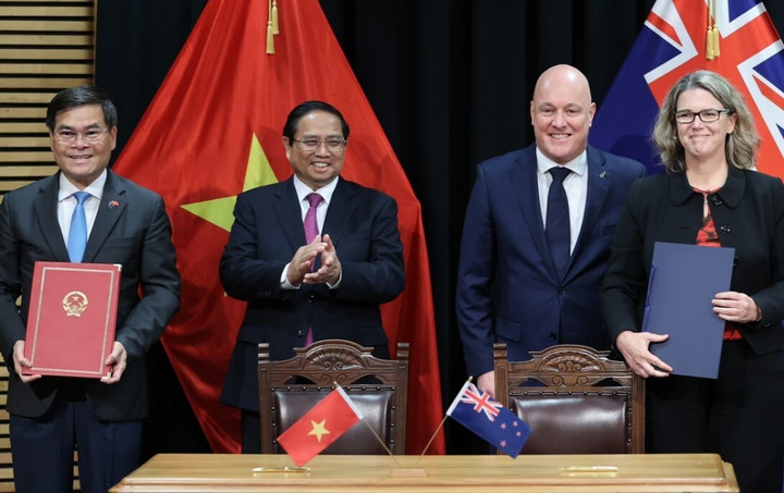 Hai Thủ tướng chứng kiến lễ ký Biên bản ghi nhớ về hợp tác tài chính giai đoạn 2024-2026 giữa Bộ Tài chính Việt Nam và Bộ Ngân khố New Zealand.