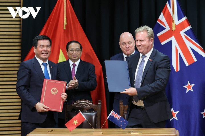 Hai Thủ tướng chứng kiến lễ ký Bản thỏa thuận về hợp tác kinh tế, thương mại giữa Bộ Công Thương Việt Nam và Bộ Ngoại giao và Thương mại New Zealand.