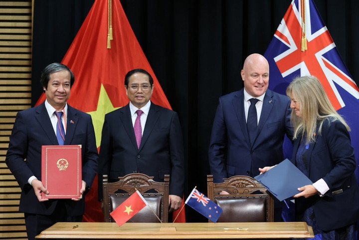 Hai Thủ tướng chứng kiến lễ ký kết Kế hoạch hợp tác chiến lược về giáo dục Việt Nam - New Zealand giai đoạn 2023 - 2026 giữa Bộ Giáo dục và Đào tạo Việt Nam và Cơ quan giáo dục New Zealand.