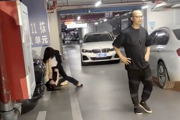 Anh bỏ đi thay vì can ngăn.