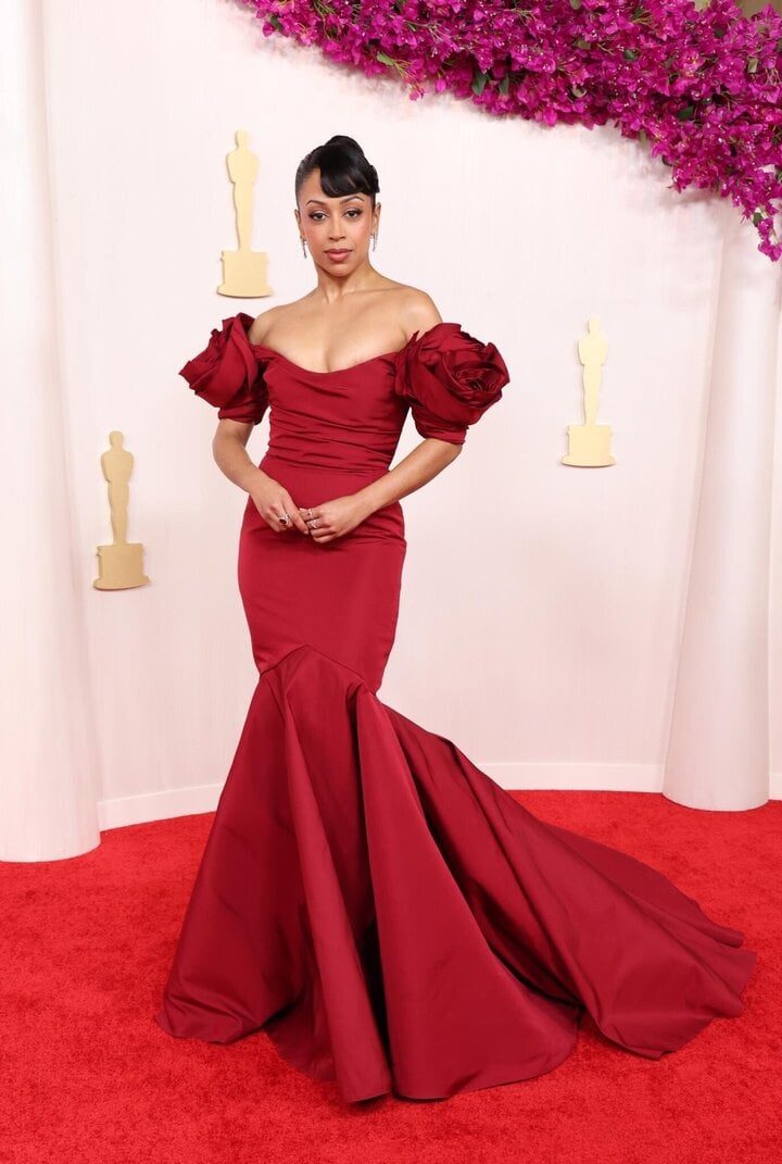 Nữ diễn viên Liza Koshy chọn chiếc váy dài màu đỏ bung xoè. Tuy nhiên khi đang bước ra vị trí tạo dáng để chụp ảnh thì bất ngờ nữ diễn viên bị trượt ngã vì đôi giày 