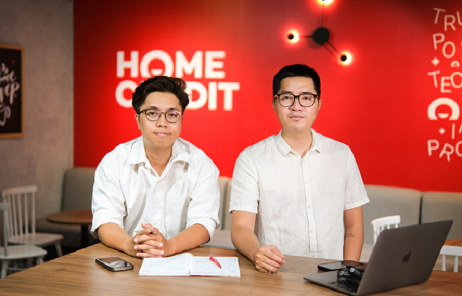 Anh Đoàn Đào - Trưởng phòng Quản trị Thương hiệu (phải) và anh Thịnh Nguyễn - Trưởng phòng Sáng tạo (trái) của Home Credit Việt Nam.
