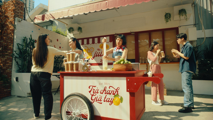 Trà chanh giã tay được đội ngũ sáng tạo đưa vào nội dung đoạn phim. (Ảnh: TVC "Tết Ấm App" Home Credit)