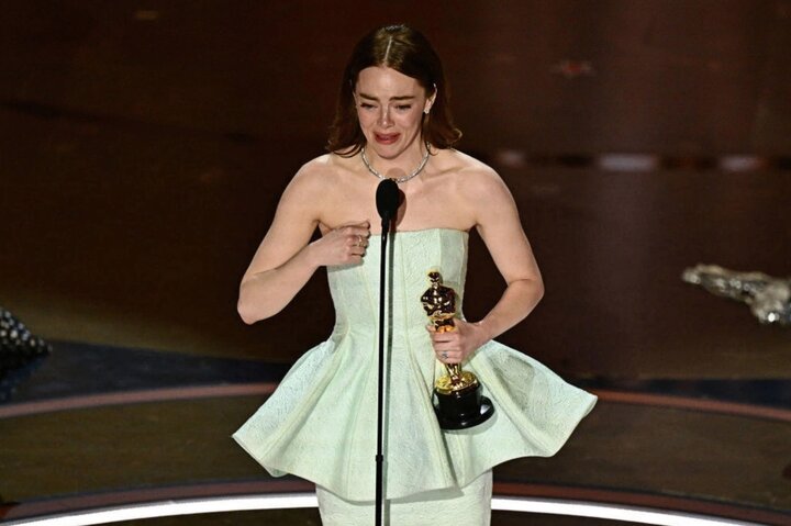Emma Stone khóc nức nở khi cầm trên tay tượng vàng Oscar.