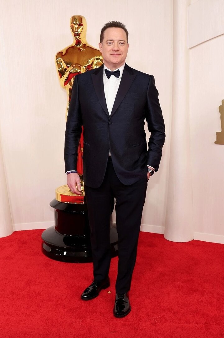 Bên cạnh dàn mỹ nhân, nhiều sao nam cũng gây chú ý khi xuất hiện trên thảm đỏ. Tài tử Brendan Fraser diện vest lịch làm. Anh từng đoạt giải Oscar ở hạng mục Nam diễn viên chính xuất sắc nhất vào năm ngoái.