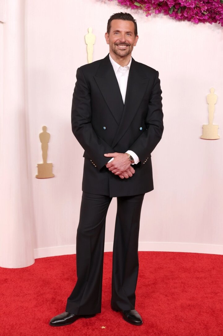 Bradley Cooper diện suit bảnh bao. Năm nay, anh được đề cử ở hạng phục Nam chính xuất sắc với vai diễn trong phim "Maestro".