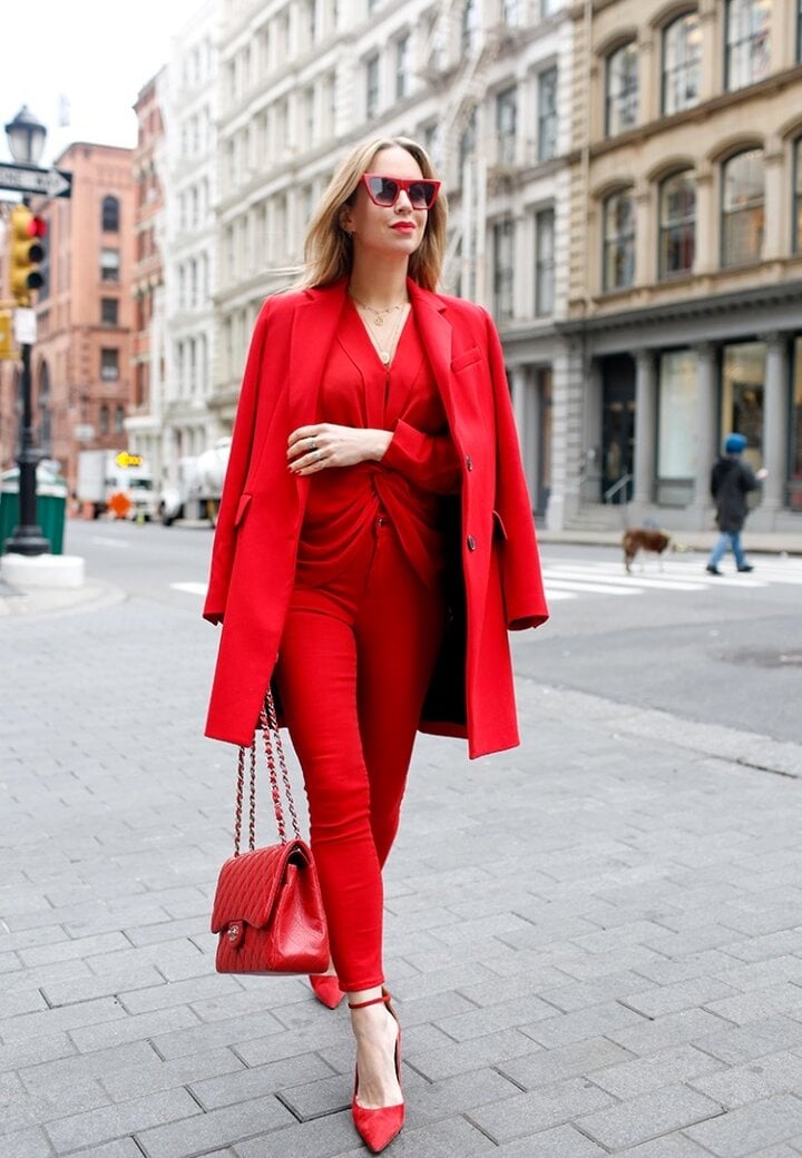 Kết hợp cả một bộ trang phục toàn màu đỏ giúp bạn nổi bật trên phố.