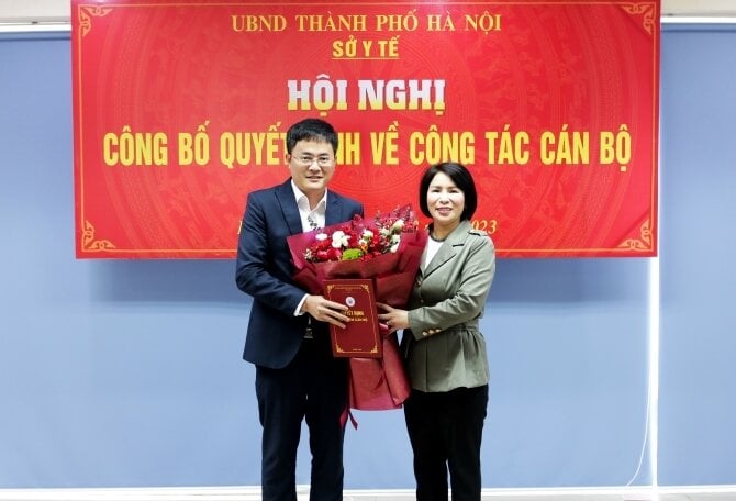 Giám đốc Sở Y tế Hà Nội trao Quyết định bổ nhiệm cho ông Ngô Quang Hùng. (Ảnh: Sở Y tế Hà Nội)