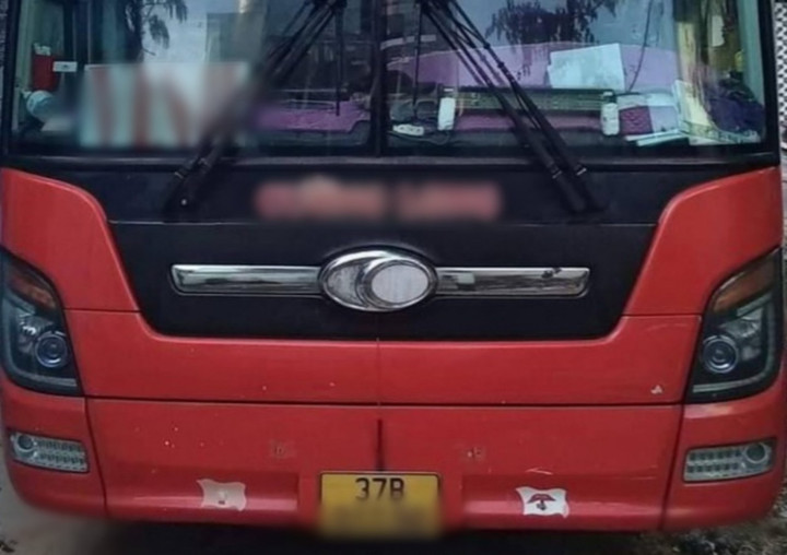 Chiếc xe khách được xác định liên quan đến vụ tai nạn trên quốc lộ 1A tuyến tránh TP Huế làm 2 thanh niên chết thảm. (Ảnh: FB)